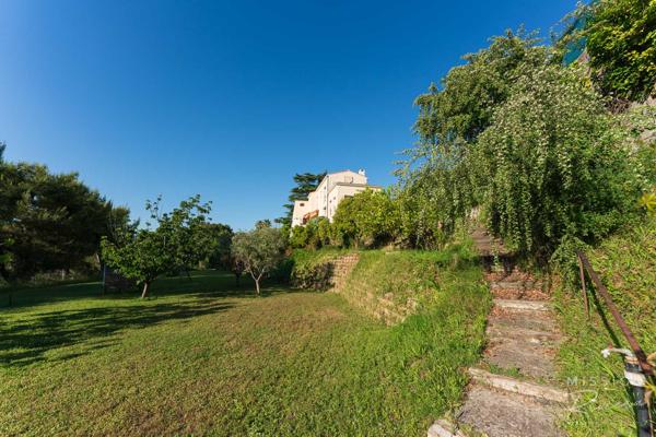 Nice (06200) Villa de 6 chambres dans les collines de Fabron, à Nice, avec piscine, garage et annexe