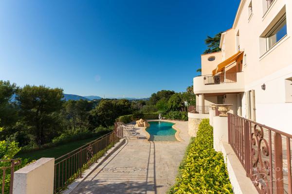 Nice (06200) Villa de 6 chambres dans les collines de Fabron, à Nice, avec piscine, garage et annexe