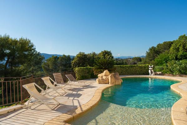 Nice (06200) Villa de 6 chambres dans les collines de Fabron, à Nice, avec piscine, garage et annexe