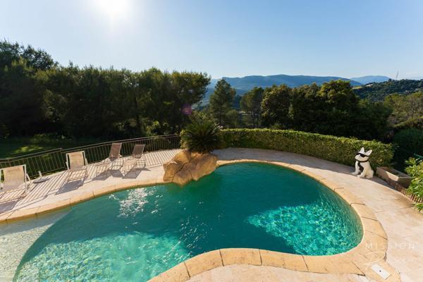 Nice (06200) Villa de 6 chambres dans les collines de Fabron, à Nice, avec piscine, garage et annexe