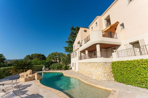 Nice (06200) Villa de 6 chambres dans les collines de Fabron, à Nice, avec piscine, garage et annexe