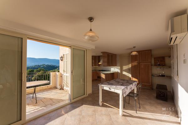 Nice (06200) Villa de 6 chambres dans les collines de Fabron, à Nice, avec piscine, garage et annexe