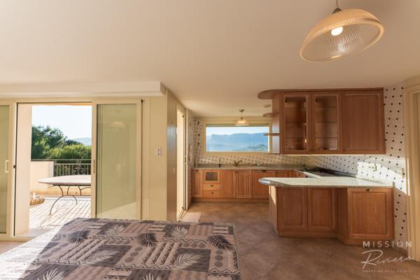 Nice (06200) Villa de 6 chambres dans les collines de Fabron, à Nice, avec piscine, garage et annexe