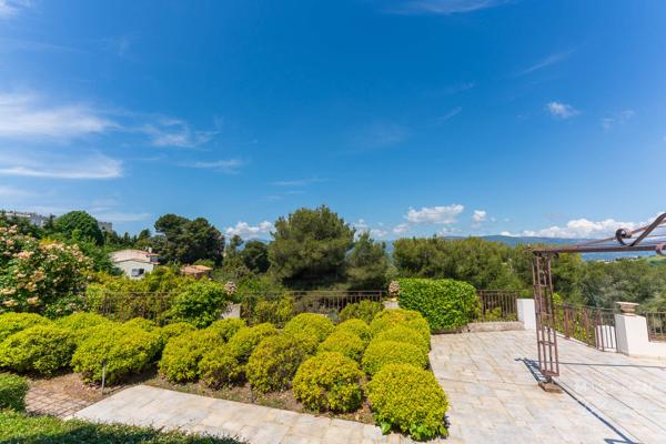 Nice (06200) Villa de 6 chambres dans les collines de Fabron, à Nice, avec piscine, garage et annexe