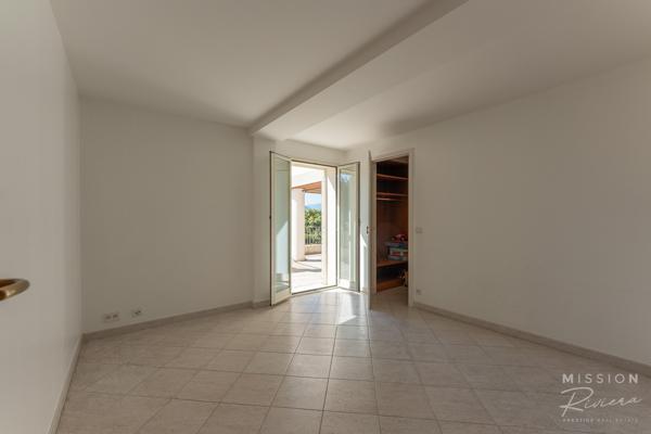 Nice (06200) Villa de 6 chambres dans les collines de Fabron, à Nice, avec piscine, garage et annexe