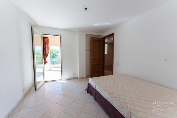 Nice (06200) Villa de 6 chambres dans les collines de Fabron, à Nice, avec piscine, garage et annexe