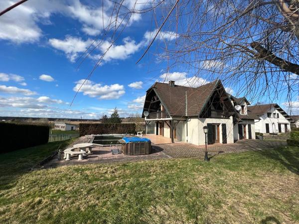 MAISON D'EXCEPTION 247 M²  5 CHAMBRES PISCINE  A RENOVER 3000 M² ERRAIN A LURE