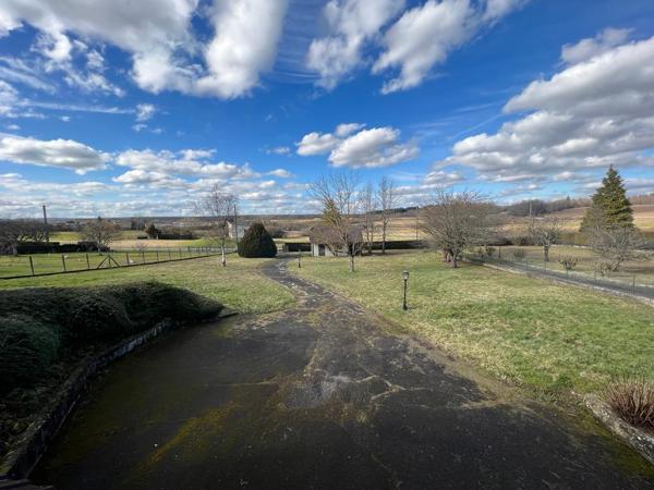 MAISON D'EXCEPTION 247 M²  5 CHAMBRES PISCINE  A RENOVER 3000 M² ERRAIN A LURE