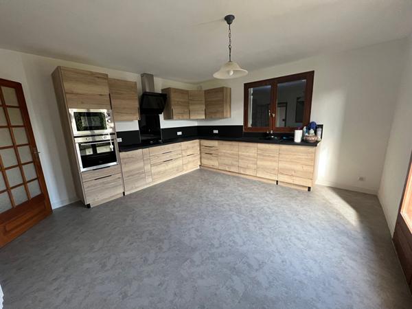 MAISON D'EXCEPTION 247 M²  5 CHAMBRES PISCINE  A RENOVER 3000 M² ERRAIN A LURE