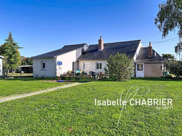 Maison rénovée avec beaux volumes et terrain clos