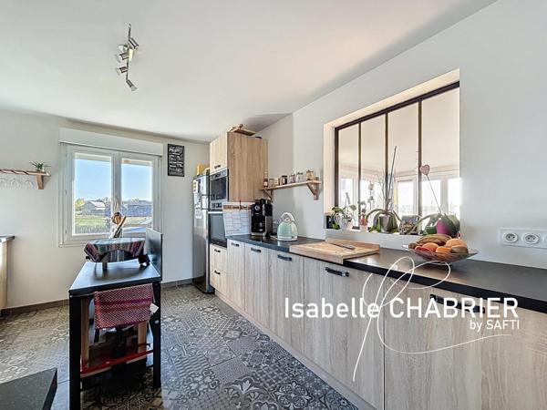 Maison rénovée avec beaux volumes et terrain clos