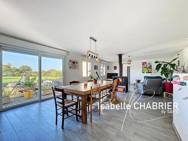 Maison rénovée avec beaux volumes et terrain clos