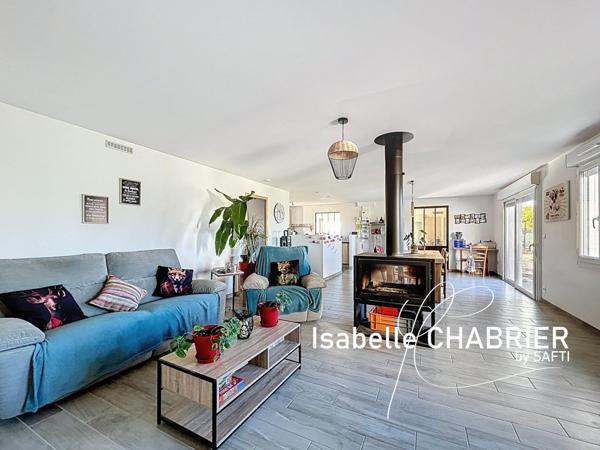 Maison rénovée avec beaux volumes et terrain clos