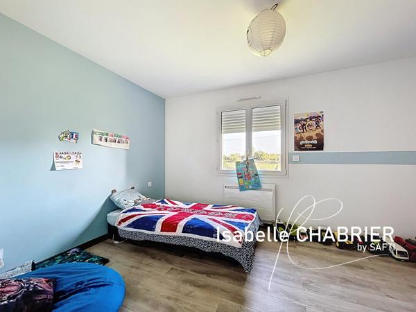 Maison rénovée avec beaux volumes et terrain clos