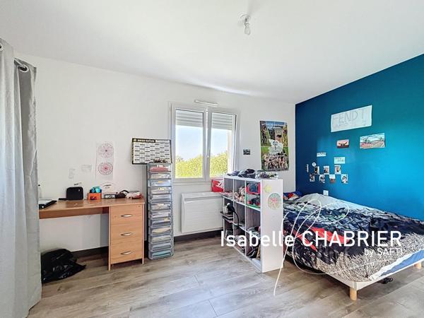 Maison rénovée avec beaux volumes et terrain clos