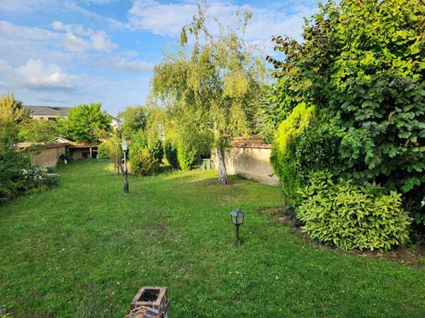 es - sur 1.200 m2 de terrain plat - Prix : 233.000