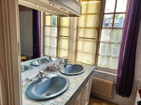 es - sur 1.200 m2 de terrain plat - Prix : 233.000