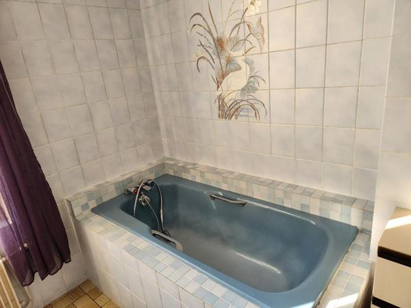 es - sur 1.200 m2 de terrain plat - Prix : 233.000