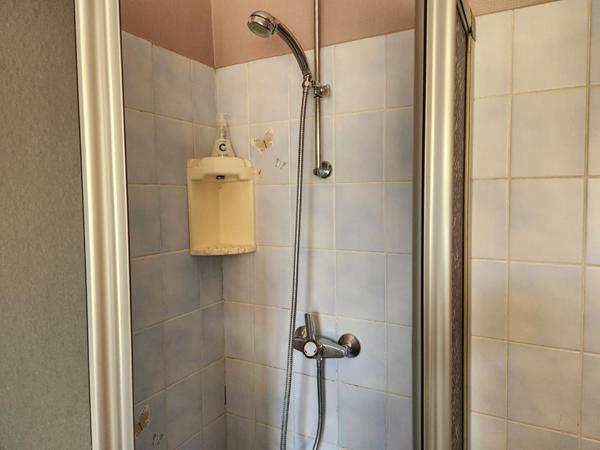 es - sur 1.200 m2 de terrain plat - Prix : 233.000