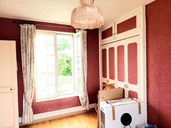 es - sur 1.200 m2 de terrain plat - Prix : 233.000