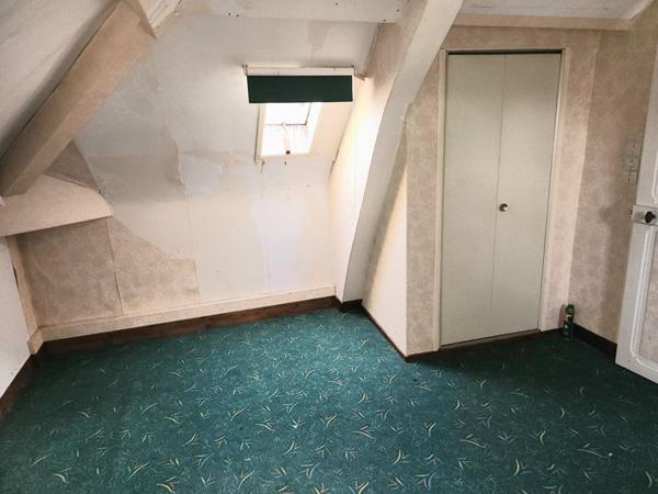 es - sur 1.200 m2 de terrain plat - Prix : 233.000