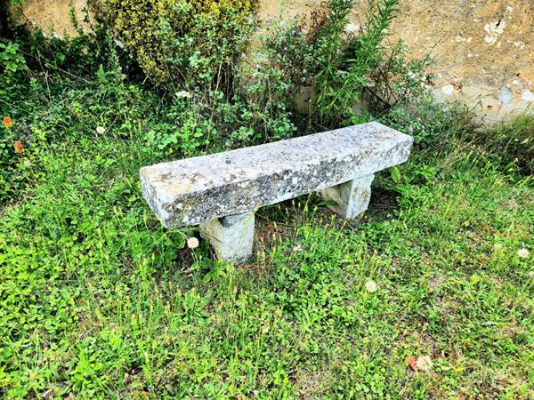 es - sur 1.200 m2 de terrain plat - Prix : 233.000