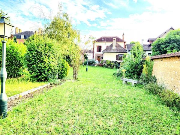 es - sur 1.200 m2 de terrain plat - Prix : 233.000