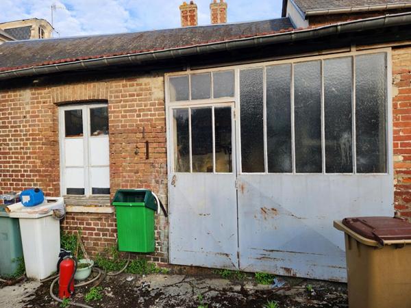 es - sur 1.200 m2 de terrain plat - Prix : 233.000