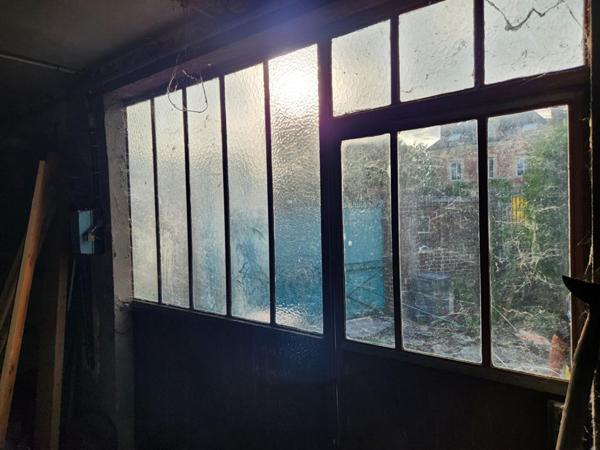 es - sur 1.200 m2 de terrain plat - Prix : 233.000