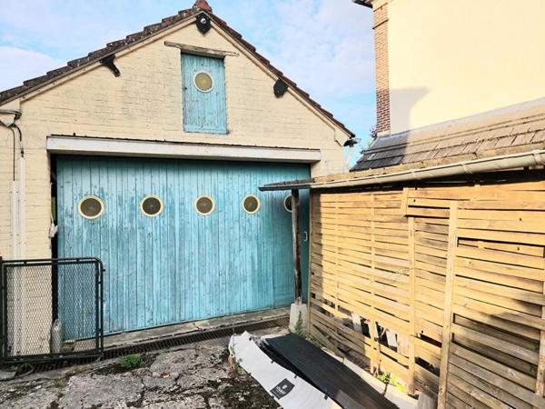 es - sur 1.200 m2 de terrain plat - Prix : 233.000