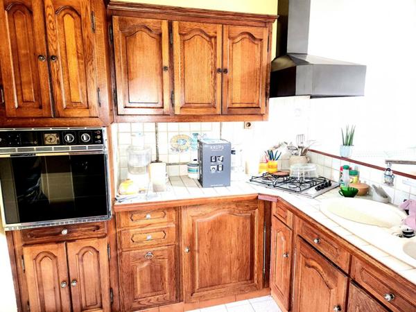 es - sur 1.200 m2 de terrain plat - Prix : 233.000