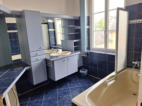 Vente                                                      Maison
                        
                     5 pièces                      350 m2                     à Montval-sur-Loir
