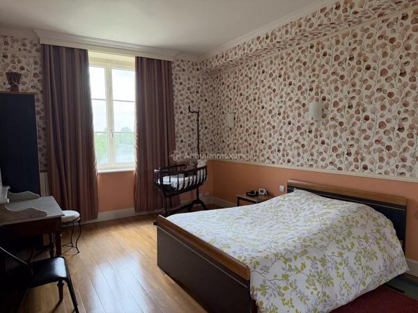 Vente                                                      Maison
                        
                     5 pièces                      350 m2                     à Montval-sur-Loir