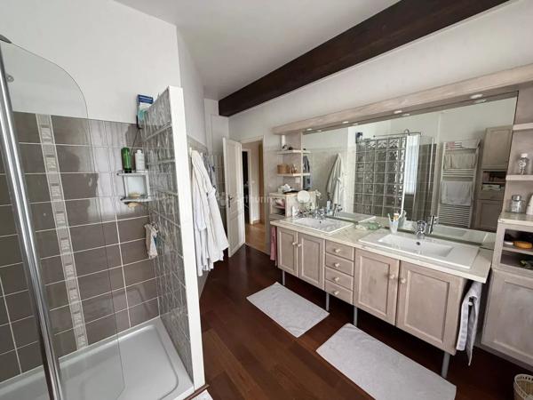 Vente                                                      Maison
                        
                     5 pièces                      350 m2                     à Montval-sur-Loir