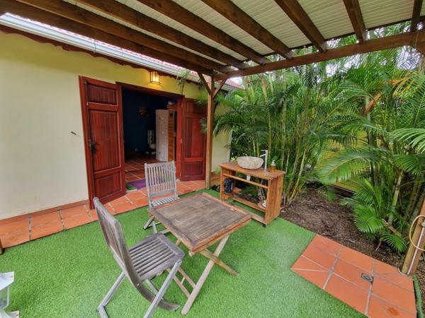 Pure villa Créole plage à pied + 2 bungalow F1 et F3 avec garage et piscine sur 1965 m² de terrain arboré