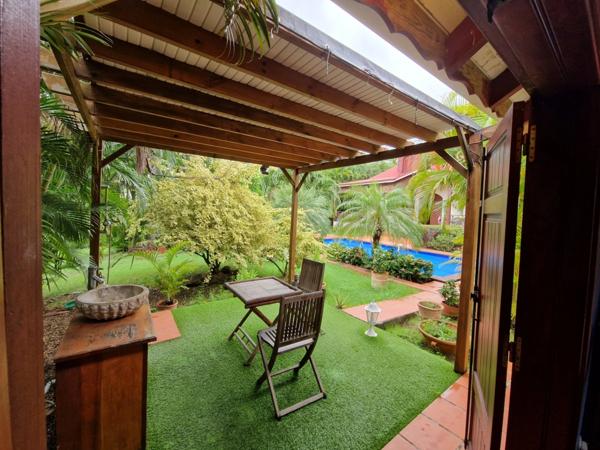 Pure villa Créole plage à pied + 2 bungalow F1 et F3 avec garage et piscine sur 1965 m² de terrain arboré
