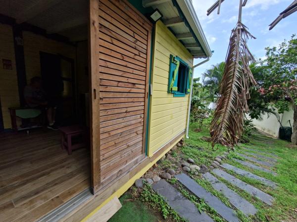 Pure villa Créole plage à pied + 2 bungalow F1 et F3 avec garage et piscine sur 1965 m² de terrain arboré