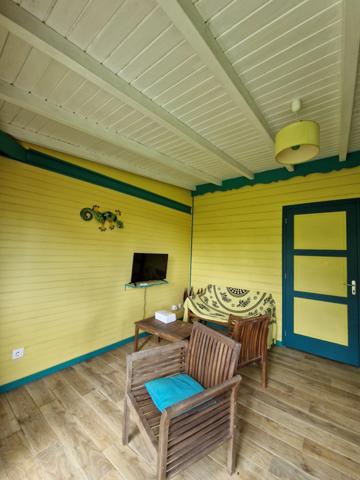 Pure villa Créole plage à pied + 2 bungalow F1 et F3 avec garage et piscine sur 1965 m² de terrain arboré