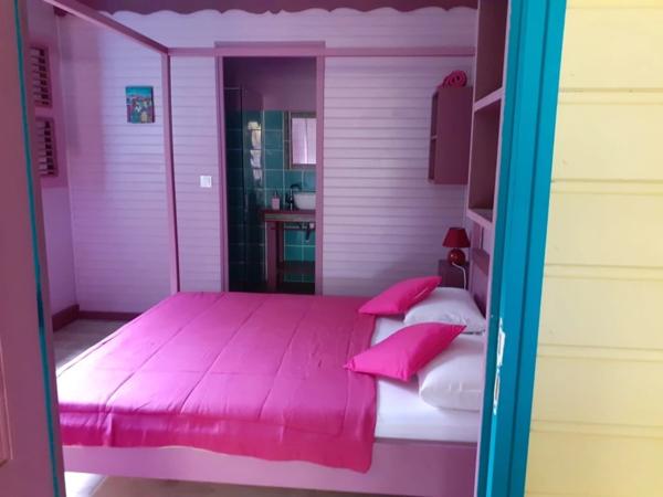 Pure villa Créole plage à pied + 2 bungalow F1 et F3 avec garage et piscine sur 1965 m² de terrain arboré