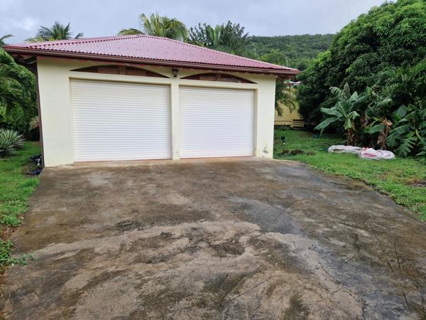 Pure villa Créole plage à pied + 2 bungalow F1 et F3 avec garage et piscine sur 1965 m² de terrain arboré