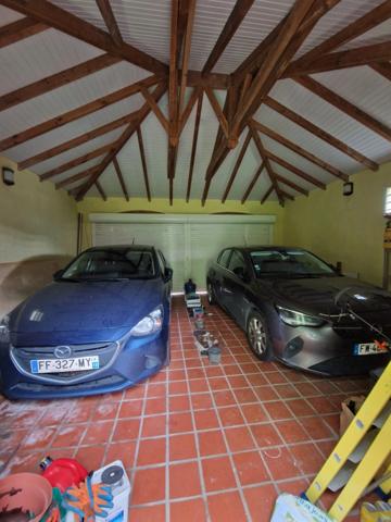 Pure villa Créole plage à pied + 2 bungalow F1 et F3 avec garage et piscine sur 1965 m² de terrain arboré