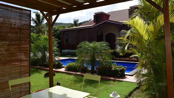 Pure villa Créole plage à pied + 2 bungalow F1 et F3 avec garage et piscine sur 1965 m² de terrain arboré