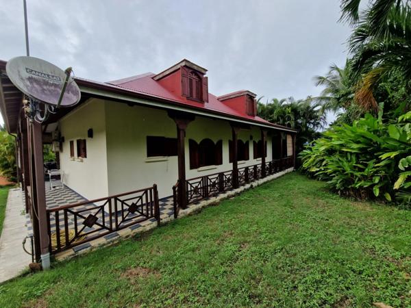 Pure villa Créole plage à pied + 2 bungalow F1 et F3 avec garage et piscine sur 1965 m² de terrain arboré