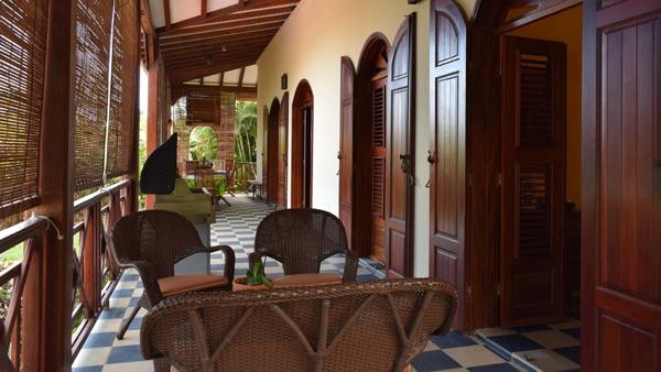 Pure villa Créole plage à pied + 2 bungalow F1 et F3 avec garage et piscine sur 1965 m² de terrain arboré