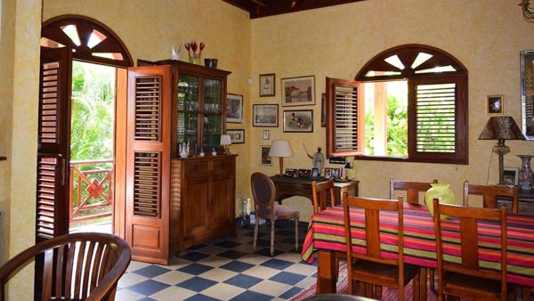 Pure villa Créole plage à pied + 2 bungalow F1 et F3 avec garage et piscine sur 1965 m² de terrain arboré