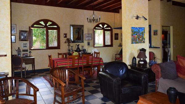 Pure villa Créole plage à pied + 2 bungalow F1 et F3 avec garage et piscine sur 1965 m² de terrain arboré