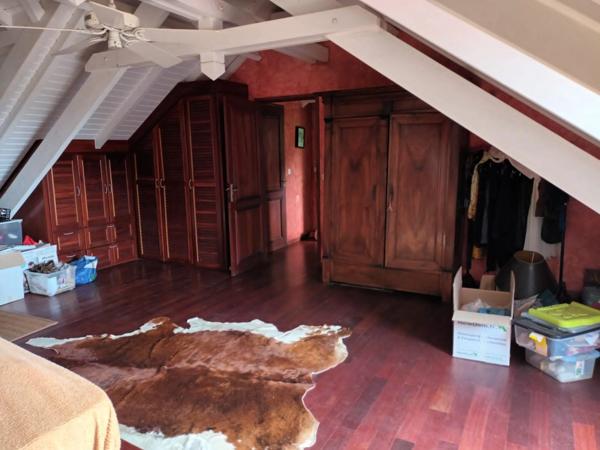 Pure villa Créole plage à pied + 2 bungalow F1 et F3 avec garage et piscine sur 1965 m² de terrain arboré