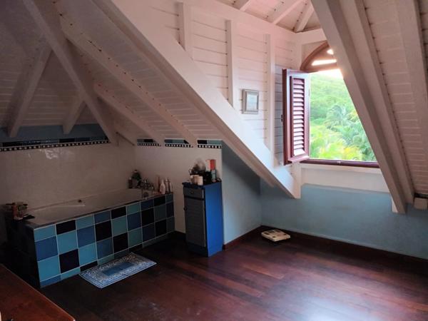 Pure villa Créole plage à pied + 2 bungalow F1 et F3 avec garage et piscine sur 1965 m² de terrain arboré