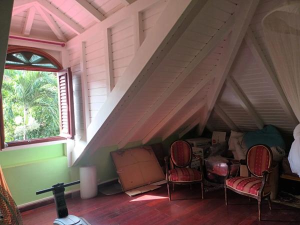 Pure villa Créole plage à pied + 2 bungalow F1 et F3 avec garage et piscine sur 1965 m² de terrain arboré