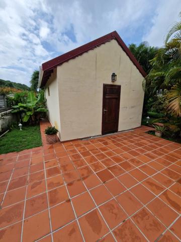 Pure villa Créole plage à pied + 2 bungalow F1 et F3 avec garage et piscine sur 1965 m² de terrain arboré